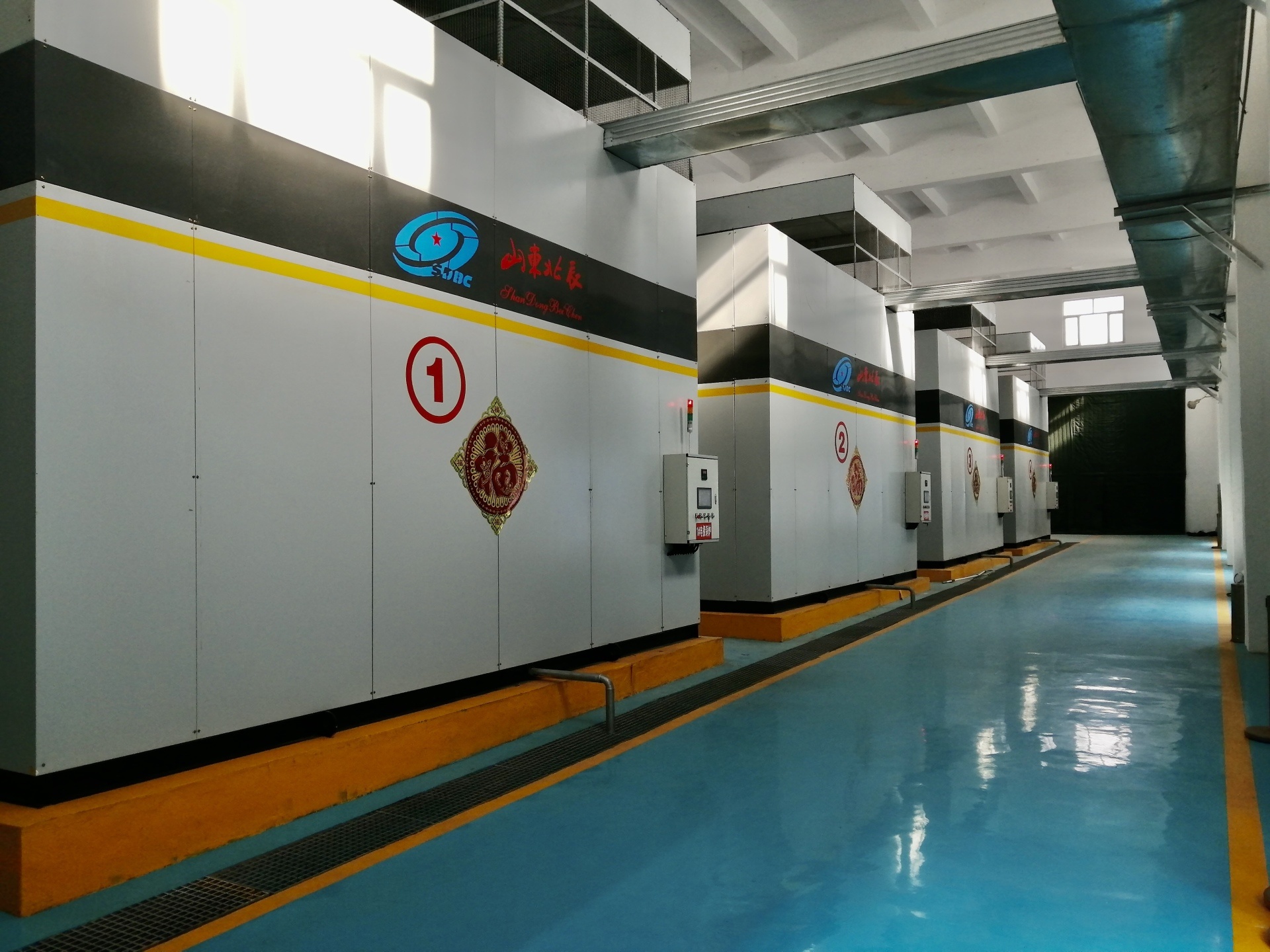 High voltage electrode hot water boiler